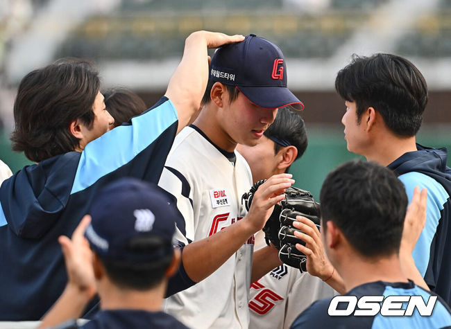 [OSEN=부산, 이석우 기자] 8일 부산 사직야구장에서 2024 신한 SOL 뱅크 KBO 리그 롯데 자이언츠와 SSG 랜더스의 경기가 열렸다. 홈팀 롯데는 반즈가 선발 출전하고 SSG는 엘리아스가 선발 출전했다.롯데 자이언츠 박준우가 9회 데뷔 첫 삼자 범퇴를 기록하고 축하를 받고 있다. 2024.09.08 / foto0307@osen.co.kr