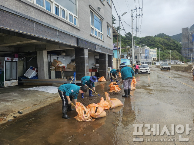 ▲울릉군 공무원들이 도로로 유입된 토사 제거 작업을 펼치고 있다. 일주도로 통행과 관광지 등은 정상 운영 중이다. ⓒ프레시안(홍준기)