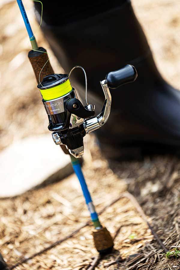 낚싯대와 릴.고가는 아니다. 그는 이 장비로 계곡에서 주로 꺽지 같은 소형 어종을 낚는다