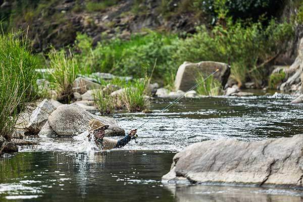 낚시 중 물에 빠진 오다길씨. 가슴 장화 안으로 물이 들어가는 바람에 제품의 방수력 테스트는 못 했다.