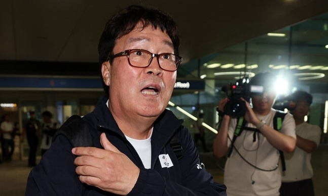 지난 8월 7일 김택규 대한배드민턴협회장이 인천공항 입국장을 나오고 있다. 파리올림픽에 동행한 김 회장은 선수단보다 먼저 돌아왔다. 연합뉴스