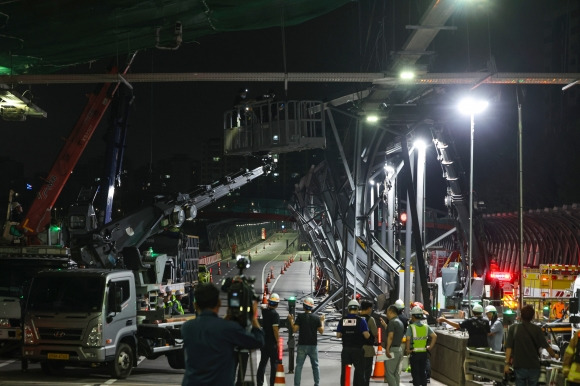 동부간선도로 방음터널 붕괴… 작업자 2명 부상 - 12일 오전 서울 노원구 동부간선도로 수락방음터널 천장 구조물 일부가 떨어지는 사고가 발생한 현장에서 경찰과 소방 관계자들이 사고원인 등을 조사하고 있다. 이 사고로 현장 철거 작업을 하던 노동자 2명이 다리를 다쳐 근처 병원으로 옮겨졌다. 연합뉴스