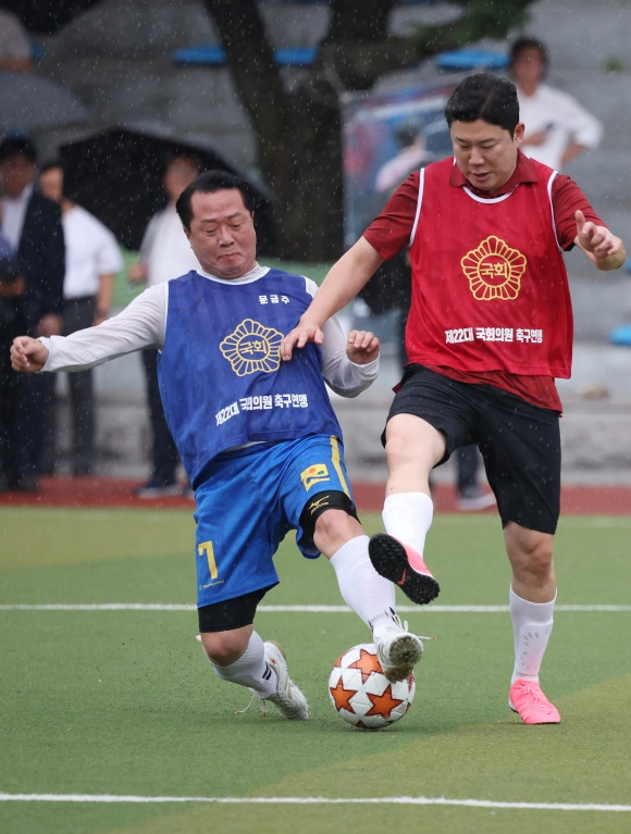 한치 양보없는 의원들의 축구경기 - 26일 서울 여의도 국회 운동장에서 열린 여야 국회의원 축구대회에서 국힘 진종오, 민주 문금주 의원이 몸싸움을 하고 있다. 뉴시스