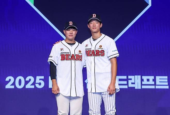 지난 11일 KBO 신인 드래프트 2라운드 6순위로 두산의 지명을 받은 서울고 최민석(오른쪽)이 1라운드 지명자 박준순(덕수고)과 함께 기념촬영 하고 있다. 두산 베어스 제공