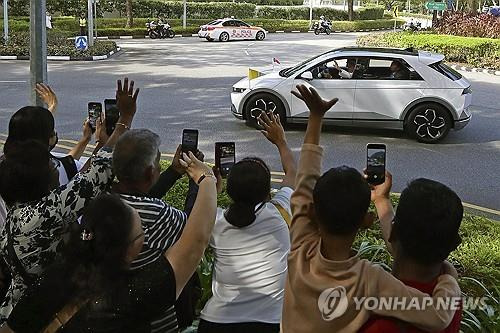 싱가포르서 아이오닉5 탄 교황  (AP=연합뉴스) 프란치스코 교황이 지난 12일 싱가포르에서 아이오닉5를 탄 채 이동하고 있다. 2024.9.13