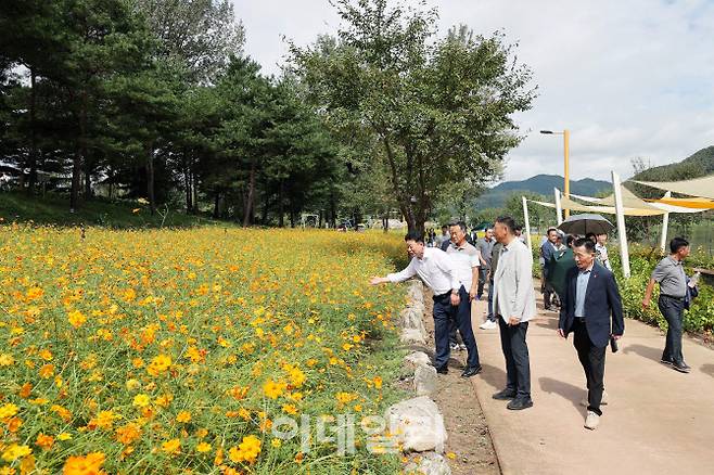 서태원 군수 등 관계자들이 개막식을 마치고 축제장을 둘러보고 있다.(사진=가평군 제공)