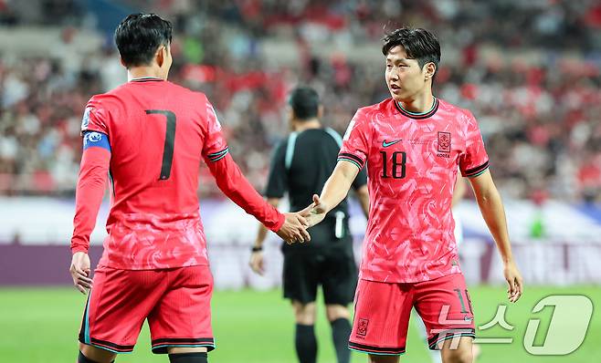 5일 오후 서울 마포구 서울월드컵경기장에서 열린 2026 국제축구연맹(FIFA) 북중미 월드컵 아시아 3차 예선 B조 1차전 대한민국과 팔레스타인의 경기, 대한민국 손흥민과 이강인이 대화를 나누고 있다. 2024.9.5/뉴스1 ⓒ News1 김도우 기자