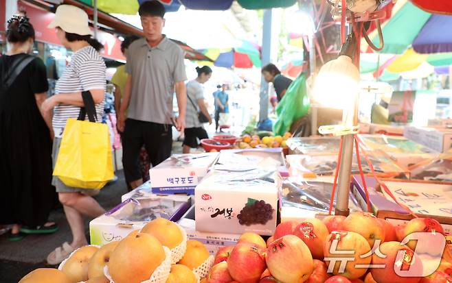 추석 연휴가 시작된 14일 전북자치도 전주시 전주 모래내시장을 찾은 시민들이 물품을 구매하고 있다. 2024.9.14/뉴스1 ⓒ News1 유경석 기자