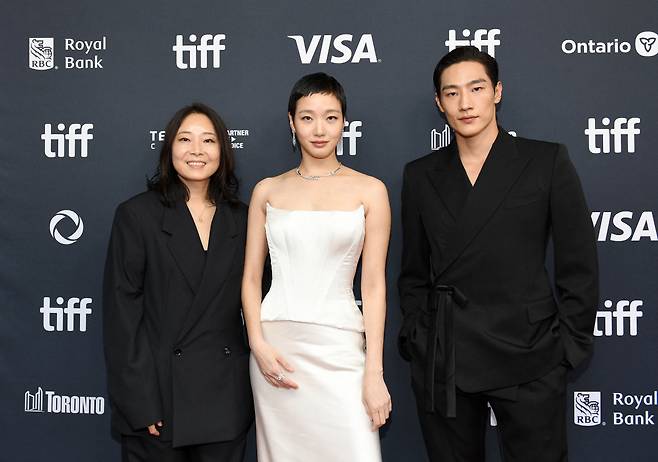 <YONHAP PHOTO-2968> TORONTO, ONTARIO - SEPTEMBER 13: (L-R) E.oni, Kim Go-eun and Steve Sanghyun Noh attend the premiere of "Love in the Big City" during the 2024 Toronto International Film Festival at Royal Alexandra Theatre on September 13, 2024 in Toronto, Ontario.   Harold Feng/Getty Images/AFP (Photo by Harold Feng / GETTY IMAGES NORTH AMERICA / Getty Images via AFP)/2024-09-14 07:49:32/

<저작권자 ⓒ 1980-2024 ㈜연합뉴스. 무단 전재 재배포 금지, AI 학습 및 활용 금지>