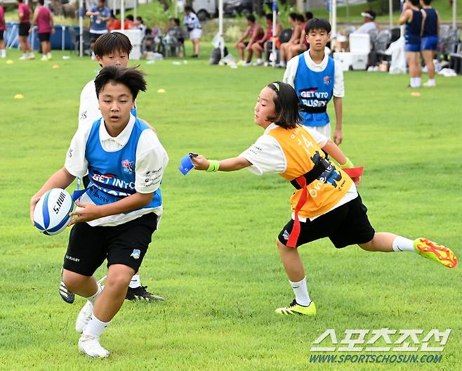 24일 용산어린이공원에서 2024 청소년스포츠한마당 태그럭비 대회, 제주 럭비소녀 유주하가 상대의 태그를 떼기 위해 질주하는 모습.  용산=허상욱 기자 wook@sportschosun.com/2024.08.24/