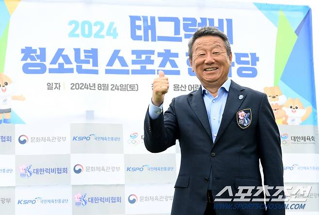 24일 용산어린이공원에서 2024 청소년스포츠한마당 태그럭비 대회가 열렸다. 최윤 대한럭비협회장이 엄지척 포즈를 취하고 있다. 용산=허상욱 기자 wook@sportschosun.com/2024.08.24/