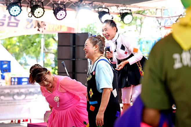 각설이패 '최강테마기획'은 7인 1조로 활동한다. 아래 왼쪽은 "제 목소리가 맛이 갔어요~"라며 고개를 숙이는 '오월이' 언니. 오른쪽은 '천의 얼굴'을 가진 '비단이' 언니다. /주민욱 영상미디어 기자