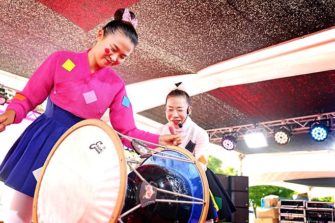 춤이면 춤, 노래면 노래, 연주면 연주, 거기다 화려한 퍼포먼스까지. 특히 추석 연휴에는 이들의 가무잡희(歌舞雜戱)를 보러 장노년층이 줄을 선다. 장구 치는 것도 어려워~. /주민욱 영상미디어 기자