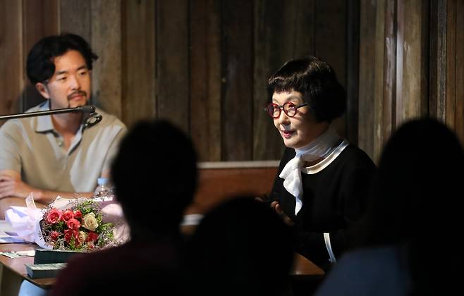 12일 광주비엔날레 독일관에서 대담과 낭독을 진행한 시인 김혜순(오른쪽)과 왼쪽은 번역가 박술. /김영근 기자