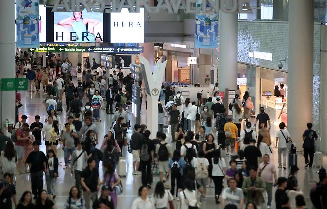 추석 연휴를 앞둔 13일 인천국제공항 면세구역이 이용객들로 북적이고 있다./연합뉴스