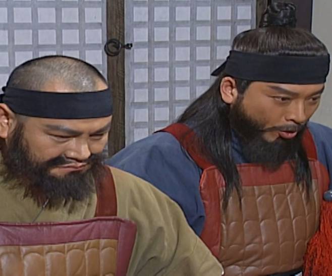 박술희(왼쪽)가 후백제 견훤의 여동생 대주도금 낭자에게 홀려 전투에서 군사를 잃었다는 사실을 주군 왕건에게 고하는 바로 그 장면. KBS ‘태조 왕건’ 유튜브 캡처