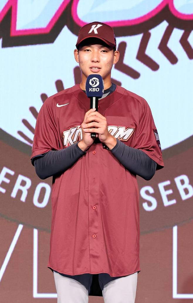 11일 오후 서울 송파구 롯데호텔월드에서 열린 '2025 KBO 신인 드래프트'에서 키움 히어로즈 1라운드 7순위 지명된 충훈고 김서준이 소감을 말하고 있다. 뉴시스