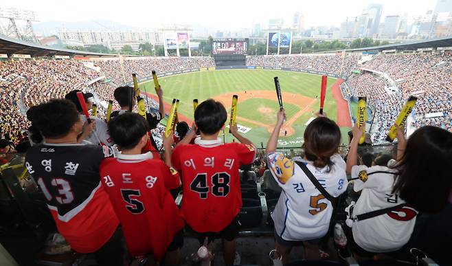 <yonhap photo-3881="">(서울=연합뉴스) 박동주 기자 = 한국프로야구 2024 KBO리그가 역대 한 시즌 최다 관중 신기록을 세운 18일 서울 잠실야구장에서 열린 프로야구 KIA 타이거즈와 LG 트윈스의 경기를 찾은 관중들이 응원하고 있다. 2024.8.18 pdj6635@yna.co.kr/2024-08-18 19:22:45/ <저작권자 ⓒ 1980-2024 ㈜연합뉴스. 무단 전재 재배포 금지, AI 학습 및 활용 금지></yonhap>