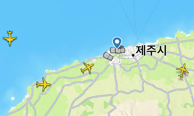 제주공항 항공기 운항이 전면 통제되면서 제주에 도착 예정이던 항공기들이 제주도 주변 상공을 배회하며 통제가 풀리길 기다리고 있다. 13일 밤 10시 ‘플라이트 레이더24(flightradar24)’ 화면