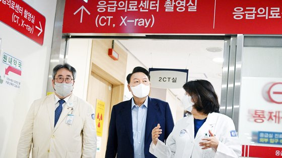 윤석열 대통령이 4일 경기 의정부 권역응급의료센터인 가톨릭대 의정부성모병원을 방문, 응급의료 상황을 점검 하고 있다. 사진 대통령실