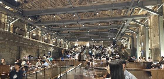 ‘스타벅스 경동1960점’은 오랜기간 쓸모 없던 옛 경동극장이 새로운 공간으로 탈바꿈한 것이다. 기존 극장 공간의 형태를 최대한 유지해 멋도 살려냈다. 강병철 기자