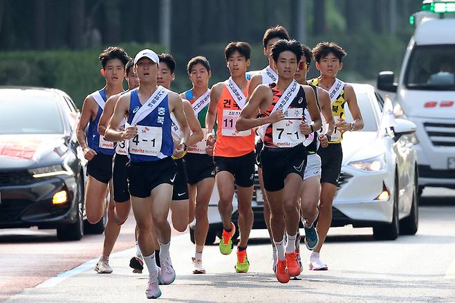 <통일구간마라톤대회...서울·한전 1위> 경향신문과 대한육상연맹이 공동 주최한 ‘제54회 대통령기 전국통일구간마라톤대회’가 열린 8일 서울 중구 경향신문사에서 출발한 선수들이 서대문구 무악재를 지나 경기 파주시 임진각을 향해 달리고 있다. 조태형 기자