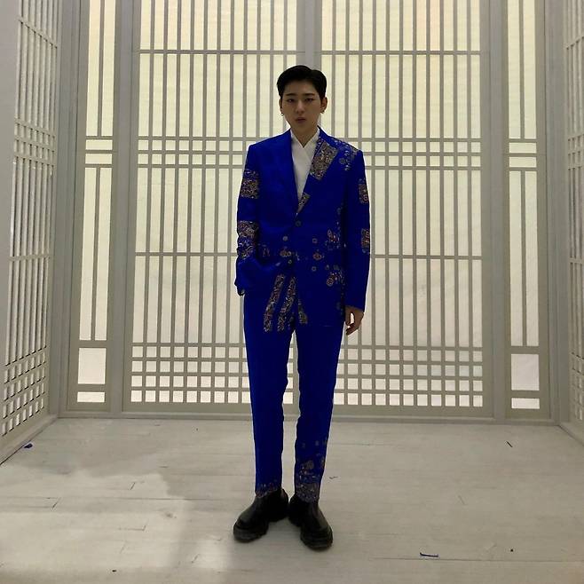 Singer and rapper Zico dons a blue hanbok, traditional Korean dress, suit by Rieul during his Pepsi commercial in 2020. [SCREEN CAPTURE]