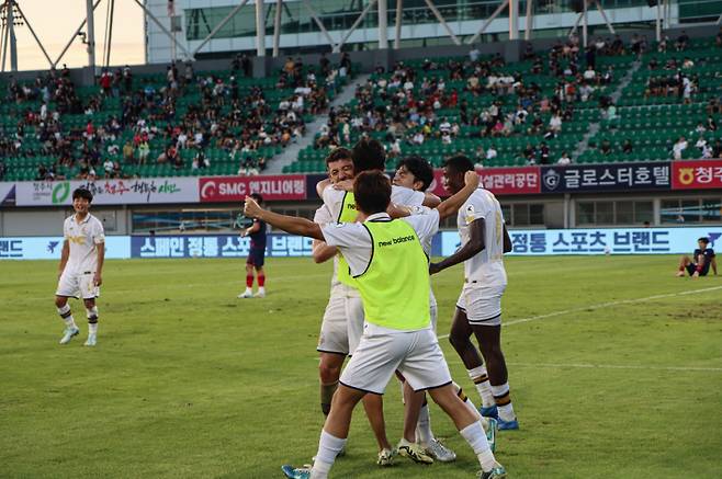 오스마르가 결승골을 넣자 기뻐하는 서울 이랜드 FC 선수단. 서울 이랜드 FC