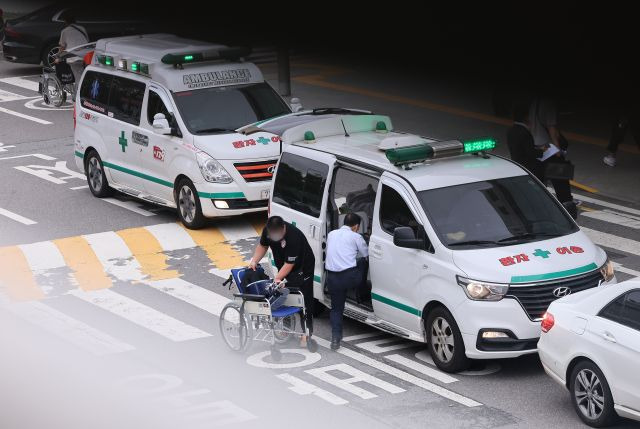 13일 오전 서울 시내 한 대학병원에서 환자가 이송되고 있다. 연합뉴스