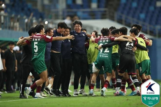 승리의 기쁨을 나누고 있는 대전하나시티즌 황선홍 감독. 사진=한국프로축구연맹