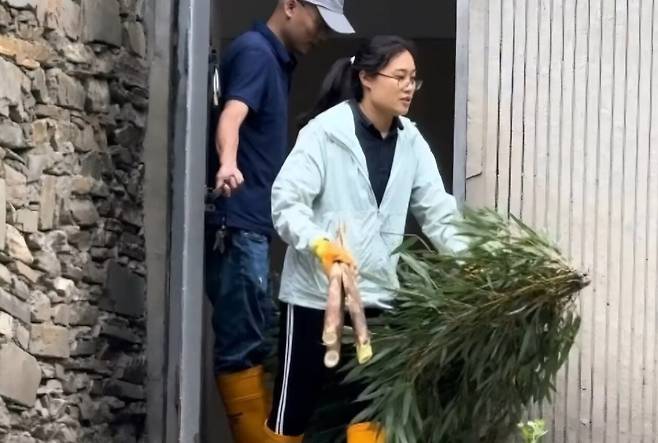 최근 모습을 자주 드러내는 왕사육사는 방사장내로 과감하게 진입해 푸바오에게 싱싱한 먹거리를 제공했다.