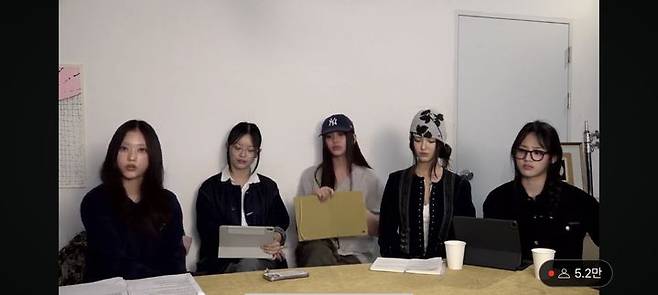 [서울=뉴시스]신드롬 걸그룹 '뉴진스'는 지난 11일 유튜브 채널 'nwjns'을 통해 약 30분가량의 라이브 방송을 진행했다.  (사진=유튜브 채널 캡처) 2024.09.11. photo@newsis.com *재판매 및 DB 금지