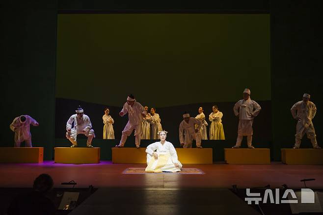 [서울=뉴시스] 국립창극단 '변강쇠 점 찍고 옹녀' 공연 모습. (사진=국립극장 제공) photo@newsis.com *재판매 및 DB 금지