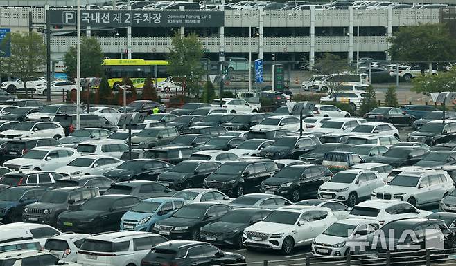 [서울=뉴시스] 고범준 기자 = 추석 연휴가 시작된 14일 오전 서울 강서구 김포공항 국내선 청사 주차장에 이용객들의 차량들이 주차되어 있다. 한국공항공사에 따르면 추석 연휴인 14일부터 18일까지 김포·제주·김해공항 등 전국 14개 공항 국내선 주차장이 무료로 개방된다. 2024.09.14. bjko@newsis.com