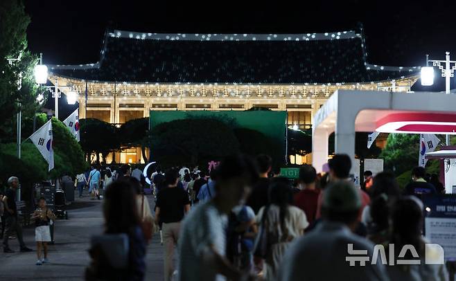 [서울=뉴시스] 전신 기자 = 추석 연휴 첫날인 14일 저녁 시민들이 청와대를 관람하고 있다.문화체육관광부는 오는 18일까지 오후 7시30분부터 2시간 동안 청와대 야간 개방을 진행, 음악회 '재즈가 흐르는 청와대의 밤' 등 문화행사를 진행한다고 밝혔다. 2024.09.14. photo1006@newsis.com