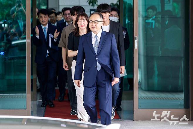 이원석 검찰총장이 13일 서울 서초구 대검찰청에서 열린 퇴임식을 마친 뒤 가족과 함께 대검청사를 나서고 있다. 박종민 기자