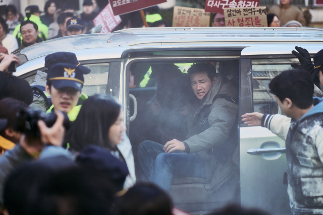 ▲가벼운 형을 살고 나온 범죄자를 응징하기 위해 몰려든 시민과 범죄자를 보호하는 경찰. ⓒCJ ENM
