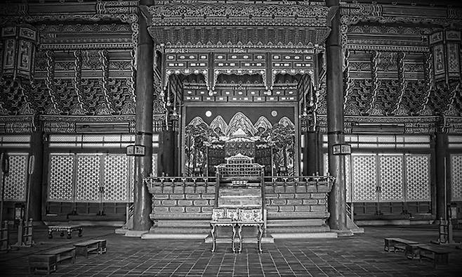 조선시대를 다룬 역사서들은 임금과 왕실 그리고 양반 사대부들의 생각과 시선, 행위를 바탕으로 이야기를 풀어간 책이 대부분이다. 저자는 ‘조선왕조실록’과 ‘승정원일기’를 비롯한 기초 사료들은 물론, 방대한 분량의 단행본과 학술논문을 섭렵하여 민중사관에 입각한 새롭고 전복적인 해석을 시도하고 있다. 출판사 제공