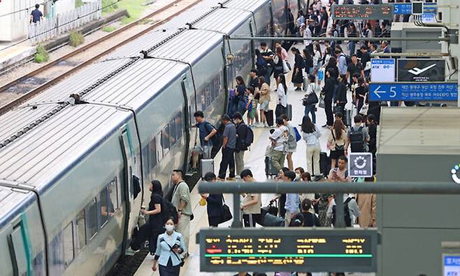 지난 2023년 추석 연휴를 하루 앞둔 9월 27일 서울역에서 이용객들이 열차에 탑승하고 있다. 연합뉴스