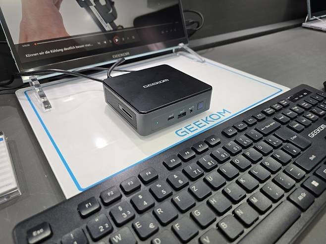 중국 지콤(Geekom) 사의 이동형 컴퓨터(Ultra Mobile PC)의 모습. 작은 본체에 AMD 라이젠 R9-8945HS 사양의 CPU와 라데온 780M 사양의 GPU를 탑재했다.