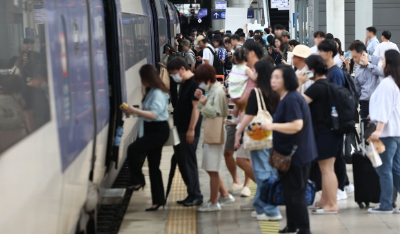 서울역 귀성길 - 추석 연휴를 앞둔 13일 오전 서울역에서 귀성길에 오른 시민들이 열차에 탑승하고 있다. 2024.9.13 연합뉴스