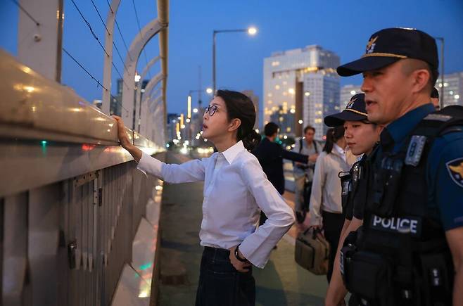 김건희 여사가 9월10일 '세계 자살 예방의 날'을 맞아 서울 마포대교에서 마포경찰서 용강지구대 근무자와 함께 도보 순찰을 하고 있다. ⓒ 연합뉴스