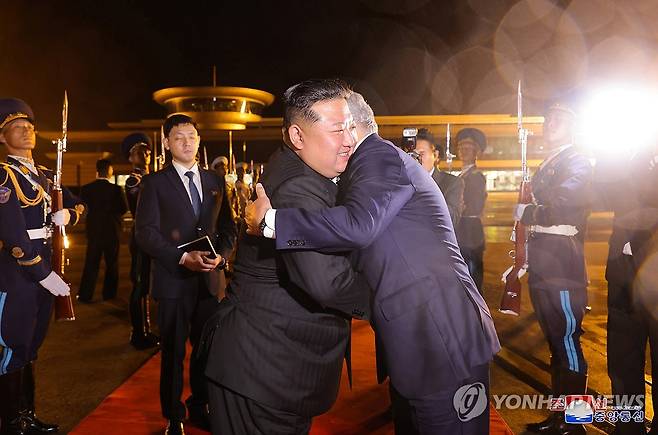 김정은, 방북 쇼이구 만나 "러시아와 협력 더욱 확대" (평양 조선중앙통신=연합뉴스)  김정은 북한 국무위원장이 지난 13일 평양에서 세르게이 쇼이구 러시아 국가안보회의 서기를 만나 양국 협력 방안에 관해 논의했고 만족한 견해 일치를 봤다고 조선중앙통신이 14일 보도했다. 2024.9.14 
    [국내에서만 사용가능. 재배포 금지. For Use Only in the Republic of Korea. No Redistribution] nkphoto@yna.co.kr