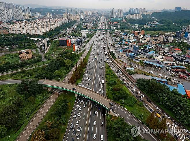 연휴 앞둔 경부고속도로 (용인=연합뉴스) 김도훈 기자 = 추석 연휴를 하루 앞둔 13일 오후 경찰청 헬기에서 바라본 경기도 용인시 신갈IC 인근 경부고속도로가 귀성차량 등으로 정체되고 있다. 2024.9.13 [항공촬영협조 = 서울경찰청 항공대 심동국 경위, 박명수 경위, 손동현 경장] superdoo82@yna.co.kr