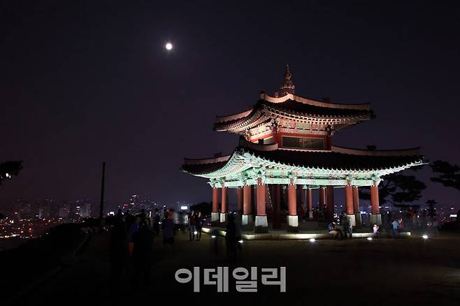 수원 화성 서장대 야경.(사진=경기관광공사)