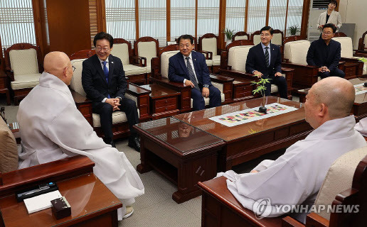 이재명 더불어민주당 대표가 15일 오전 서울 종로구 한국불교역사문화기념관에서 조계종 총무원장인 진우스님을 예방해 대화하고 있다. (사진=연합뉴스)