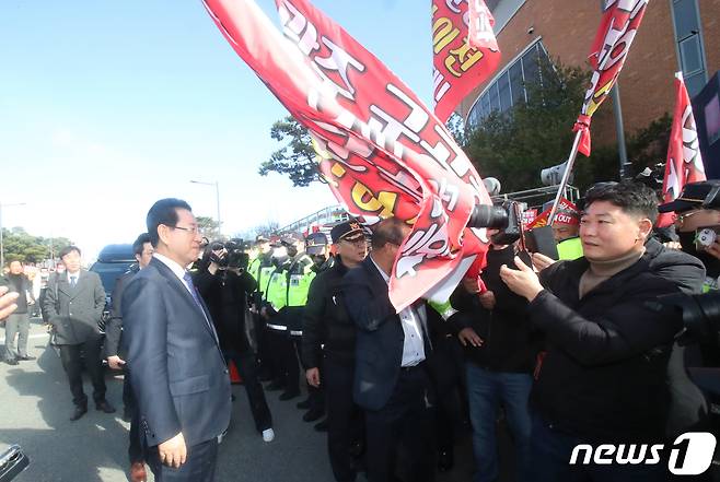 김영록 전남도지사가 13일 전남 무안종합스포츠파크에서 열리는 '무안 도민과의 대화'에 참석하며 광주군공항 무안이전 반대 범군민대책위원회 소속 주민들의 항의를 받고 있다.2023.12.13/뉴스1 ⓒ News1 김태성 기자