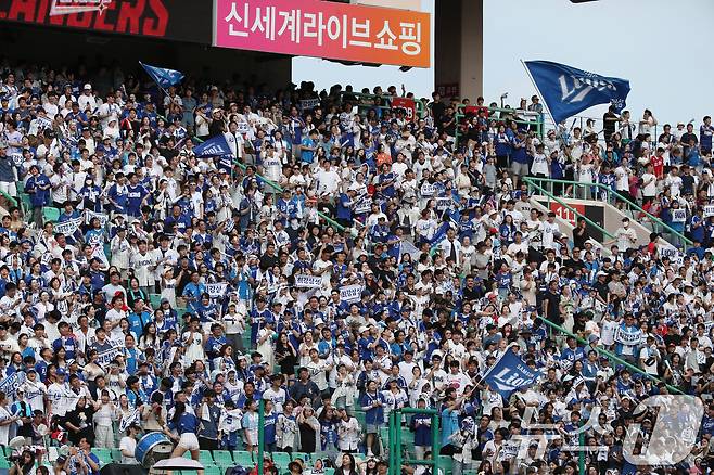 프로야구가 사상 첫 천만 관중을 달성한 15일 오후 인천 SSG랜더스필드에서 열린 프로야구 '2024 신한 SOL 뱅크 KBO리그' SSG 랜더스와 삼성 라이온즈의 경기를 찾은 야구팬들이 응원을 펼치고 있다. 2024.9.15/뉴스1 ⓒ News1 이승배 기자