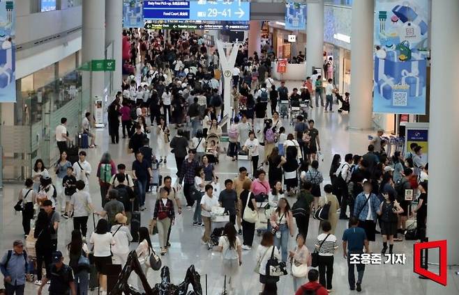 본격적인 여름 휴가철이 시작된 26일 인천국제공항 제1여객터미널 면세구역에 해외여행을 떠나는 인파들로 북적이고 있다. 사진=조용준 기자 jun21@