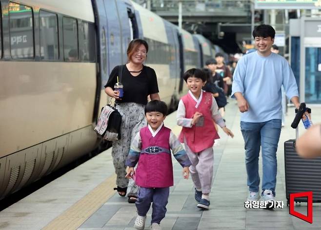 지난 13일 서울역에서 한복을 차려 입은 형제가 부모와 함께 포항행 열차를 타기 위해 승강장을 걸어가고 있다. 사진=허영한 기자 younghan@